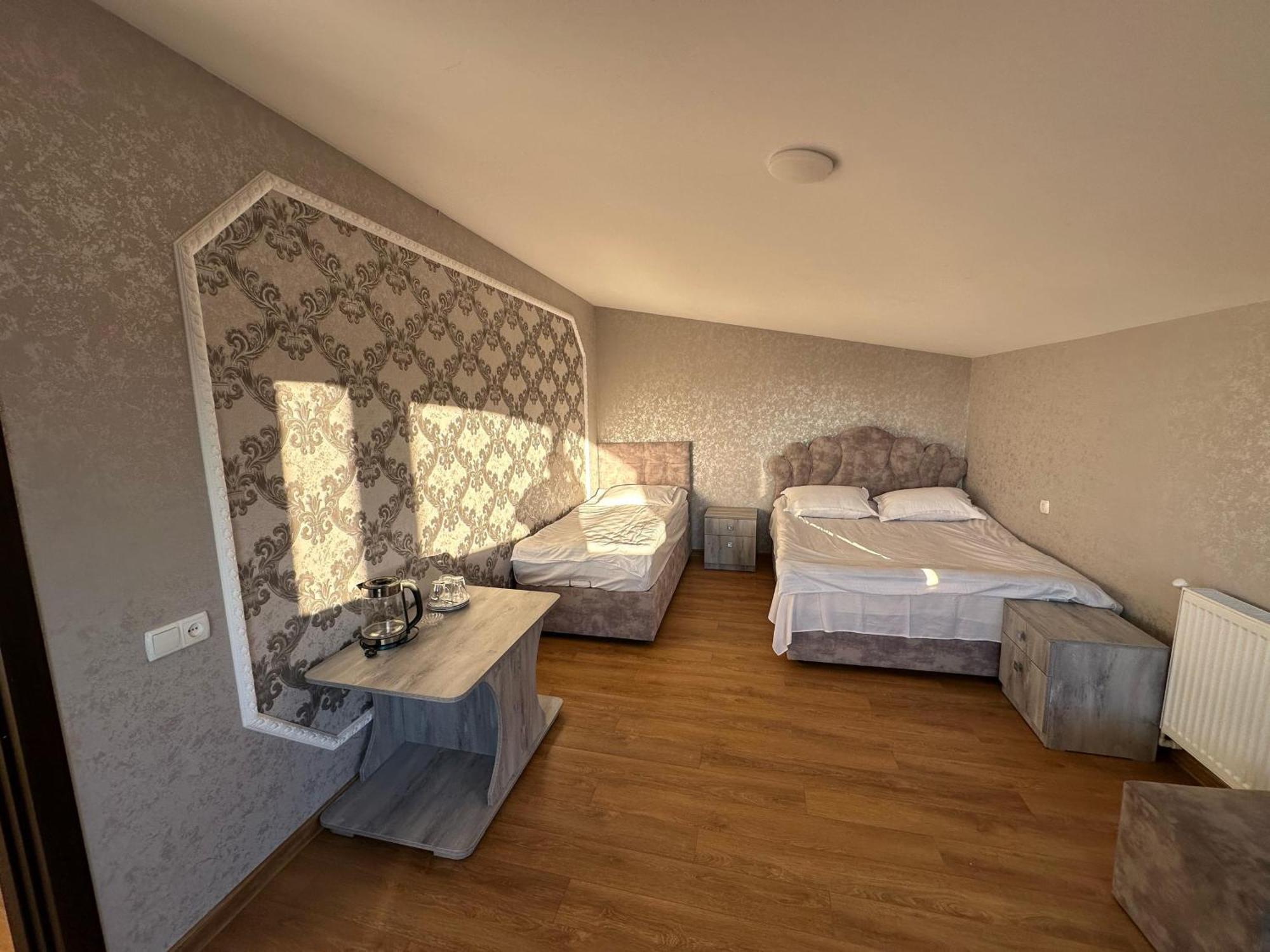 Family Hotel Ґорі Екстер'єр фото